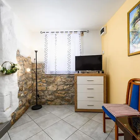1 Bedroom Lovely In Barat
