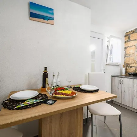 1 Bedroom Lovely In Barat * Barat (Rovinj)