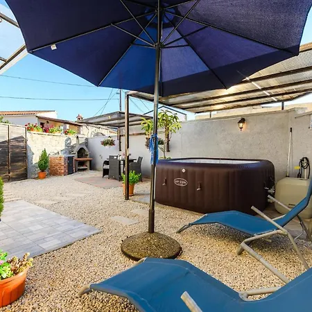 1 Bedroom Lovely In Barat Holiday home