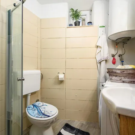 1 Bedroom Lovely In Barat Holiday home *