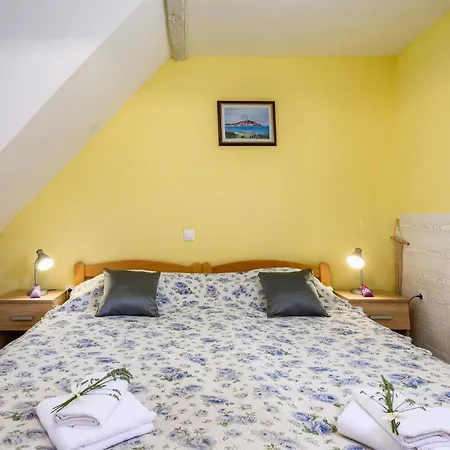 1 Bedroom Lovely In Barat