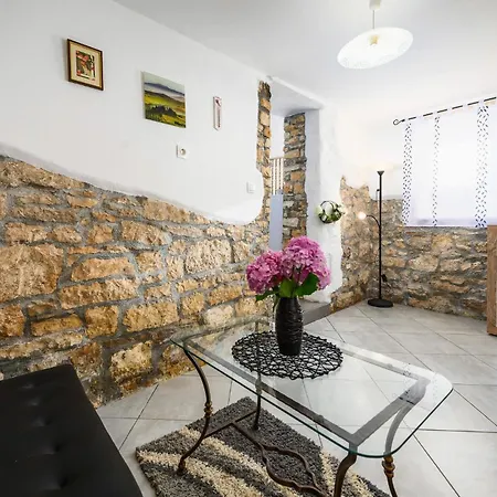 1 Bedroom Lovely In Barat