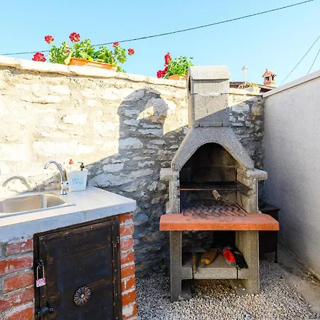 1 Bedroom Lovely In Barat Holiday home
