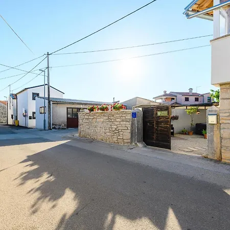 1 Bedroom Lovely In Barat Holiday home