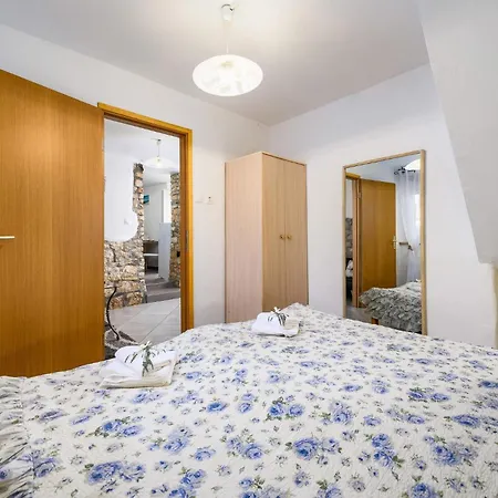 1 Bedroom Lovely In Barat Holiday home