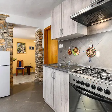 1 Bedroom Lovely In Barat Holiday home